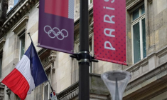 Drapeau français et bannières Paris 2024