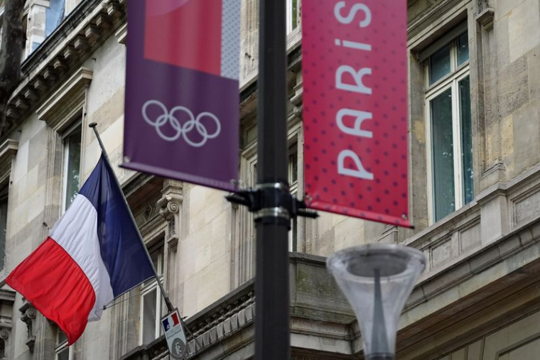 Drapeau français et bannières Paris 2024