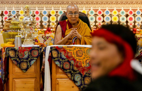 Le Dalaï Lama pendant une cérémonie de prières dans le principal temple tibétain de McLeod Ganj, en Inde, le 30 juin 2025 ( AFP / Sanjay BAID )