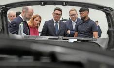 Le nouveau Premier ministre britannique Andy Burnham (au centre), lors d'une visite à l'usine du constructeur automobile McLaren à Woking, au sud de Londres ( POOL / Stefan Rousseau )