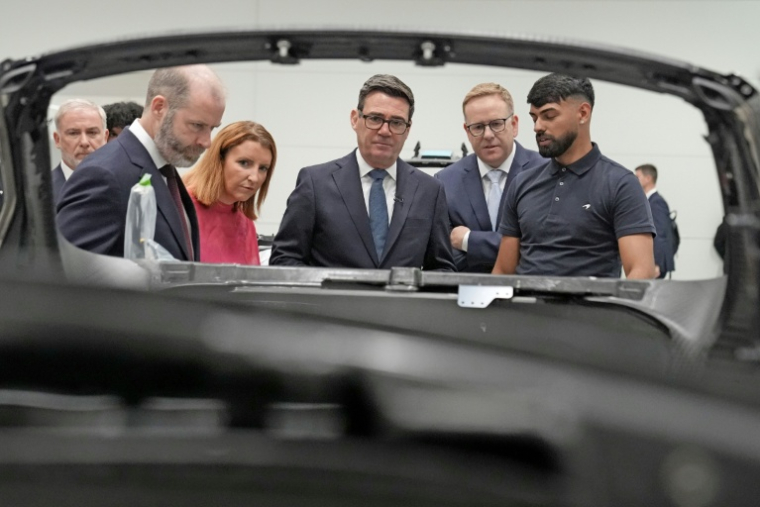 Le nouveau Premier ministre britannique Andy Burnham (au centre), lors d'une visite à l'usine du constructeur automobile McLaren à Woking, au sud de Londres ( POOL / Stefan Rousseau )