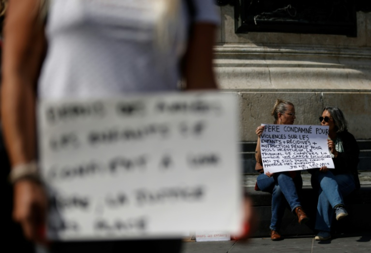 Une manifestante tient une pancarte lors du rassemblement des Mères indignées sur la place de la République, à Paris, le 9 septembre 2025 ( AFP / Ian LANGSDON )