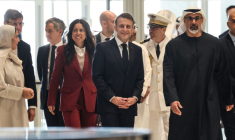 Le président français Emmanuel Macron (C) arrive au musée national Zayed à Abou Dhabi, aux Emirats arabes unis, le 21 décembre 2025 ( AFP / Ludovic MARIN )