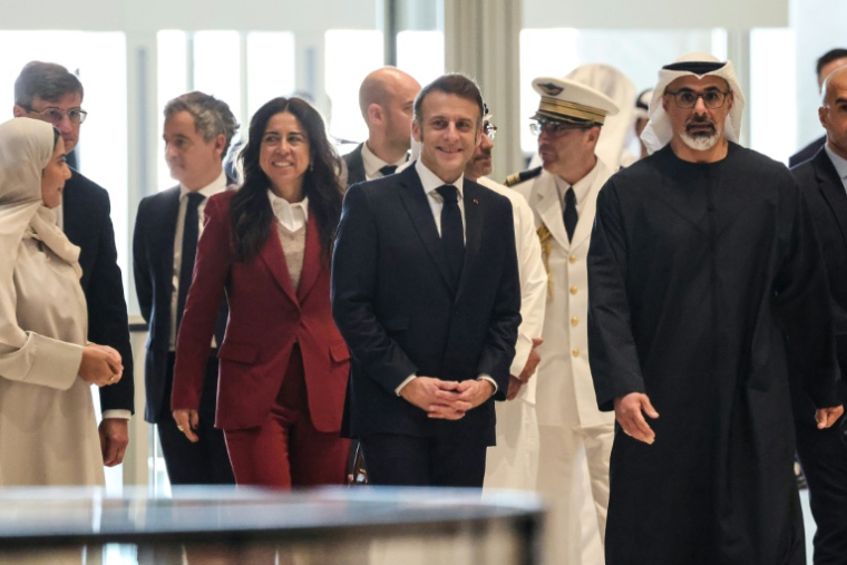 Le président français Emmanuel Macron (C) arrive au musée national Zayed à Abou Dhabi, aux Emirats arabes unis, le 21 décembre 2025 ( AFP / Ludovic MARIN )