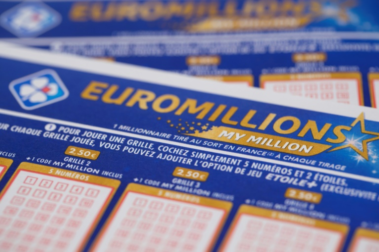 La somme record de 250 millions d'euros a été remportée à l'EuroMillions mardi soir en France, ce qui constitue le plus gros gain national dans un jeu de tirage ( AFP / JOEL SAGET )
