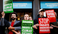 Des militants perturbent la réunion des actionnaires de TotalEnergies à Paris