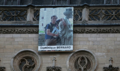 Le portrait du professeur de français Dominique Bernard accroché sur la façade de l'hôtel de ville d'Arras, le 19 octobre 2023 dans le Pas-de-Calais ( AFP / FRANCOIS LO PRESTI )