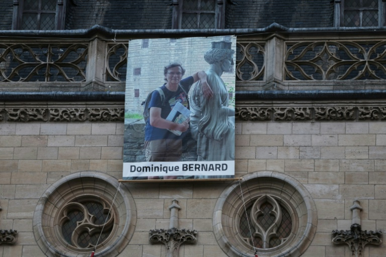Le portrait du professeur de français Dominique Bernard accroché sur la façade de l'hôtel de ville d'Arras, le 19 octobre 2023 dans le Pas-de-Calais ( AFP / FRANCOIS LO PRESTI )