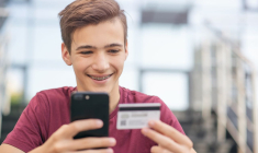 (Crédits photo : Adobe Stock - Carte bancaire spéciale adolescent sécurisée et simple)