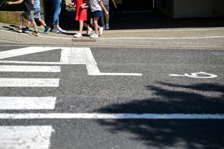 Non loin de l'école du village de Lucenay dans le Rhône, le 30 avril 2026 ( AFP / OLIVIER CHASSIGNOLE )