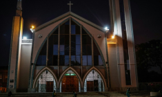 Des ouvriers nettoient les abords de la paroisse Notre-Dame de Fatima à Luanda, en Angola, le 17 avril 2026, en prévision de la visite du pape Léon XIV ( AFP / Phill Magakoe )