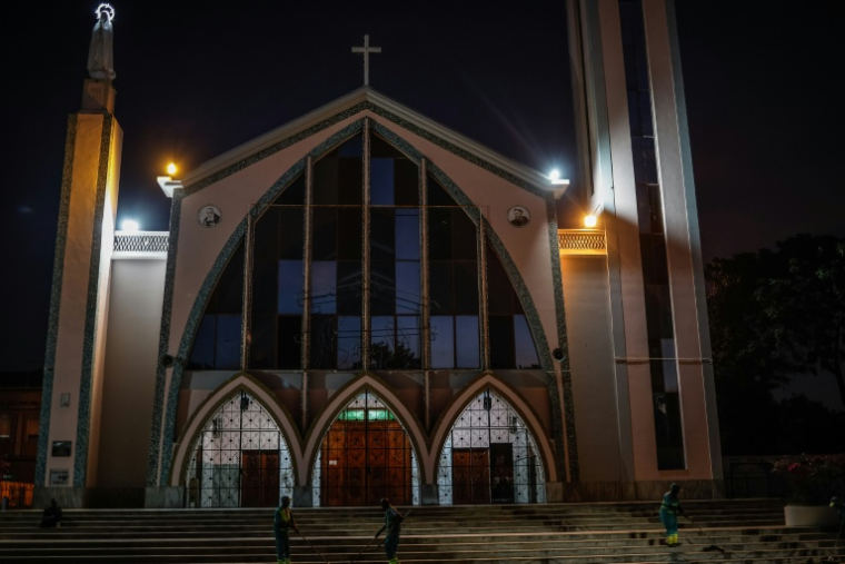 Des ouvriers nettoient les abords de la paroisse Notre-Dame de Fatima à Luanda, en Angola, le 17 avril 2026, en prévision de la visite du pape Léon XIV ( AFP / Phill Magakoe )