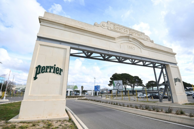 L'entrée de l'usine Perrier à Vergèze (Gard), le 7 février 2025 ( AFP / Sylvain THOMAS )