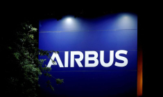 Photo d'archives : Un logo d'Airbus est vu à l'entrée de son usine à Blagnac près de Toulouse