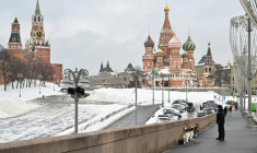 Un policier russe se tient à Moscou, le 27 février 2026, devant le mémorial à l'opposant au Kremlin Boris Nemtsov sur le lieu de son assassinat par balles ( AFP / HECTOR RETAMAL )