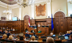 Andris Kulbergs, candidat au poste de Premier ministre, lors d'une séance parlementaire avant le vote d'approbation du nouveau gouvernement à la Saeima (Parlement letton) le 28 mai 2026 à Riga ( AFP / Gints Ivuskans )