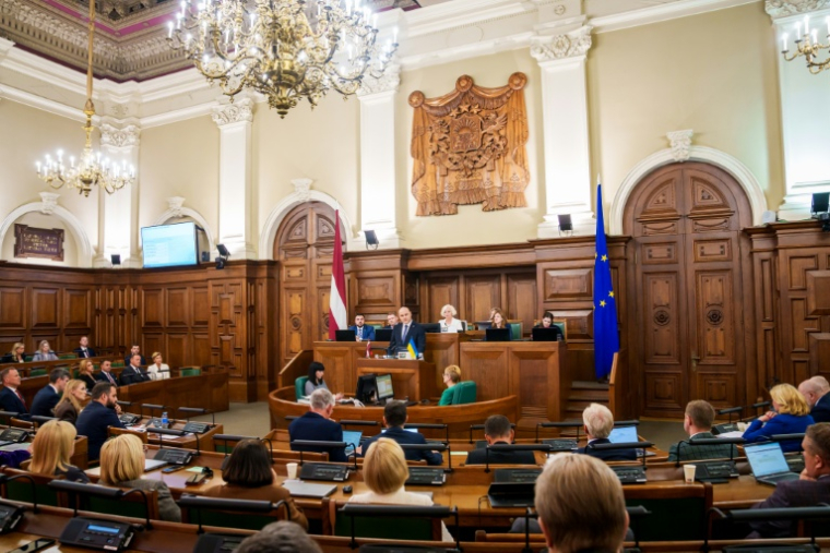 Andris Kulbergs, candidat au poste de Premier ministre, lors d'une séance parlementaire avant le vote d'approbation du nouveau gouvernement à la Saeima (Parlement letton) le 28 mai 2026 à Riga ( AFP / Gints Ivuskans )
