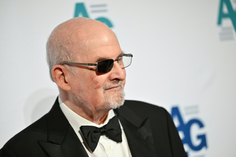 L'écrivain Salman Rushdie assiste au gala de la Fondation de la Guilde des auteurs, le 20 avril 2026 à New York  ( GETTY IMAGES NORTH AMERICA / Roy Rochlin )