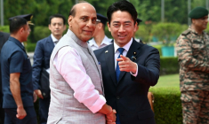 Le ministre indien de la Défense, Rajnath Singh, et son homologue japonais, Shinjiro Koizumi, avant leur rencontre au Manekshaw Centre, à New Delhi, le 20 août 2026 ( AFP / Sajjad HUSSAIN )