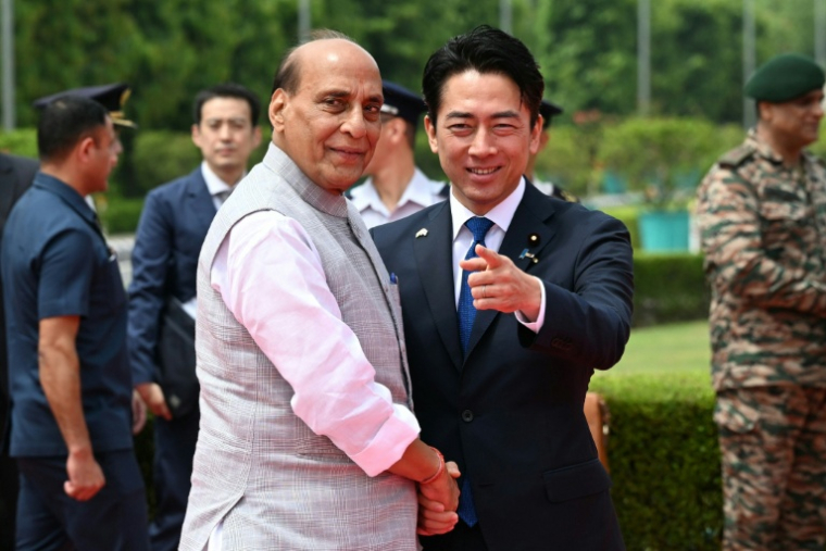 Le ministre indien de la Défense, Rajnath Singh, et son homologue japonais, Shinjiro Koizumi, avant leur rencontre au Manekshaw Centre, à New Delhi, le 20 août 2026 ( AFP / Sajjad HUSSAIN )