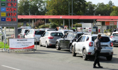 Des automobilistes font la queue aux pompes à essence de la station-service Auchan