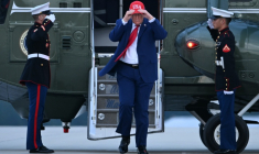 Le président américain Donald Trump descend de son hélicoptère Marine One sur la base aérienne Dobbins à Marietta, en Géorgie, le 16 octobre 2026 ( AFP / Brendan SMIALOWSKI )