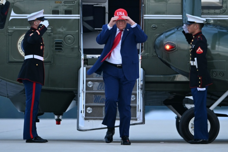 Le président américain Donald Trump descend de son hélicoptère Marine One sur la base aérienne Dobbins à Marietta, en Géorgie, le 16 octobre 2026 ( AFP / Brendan SMIALOWSKI )
