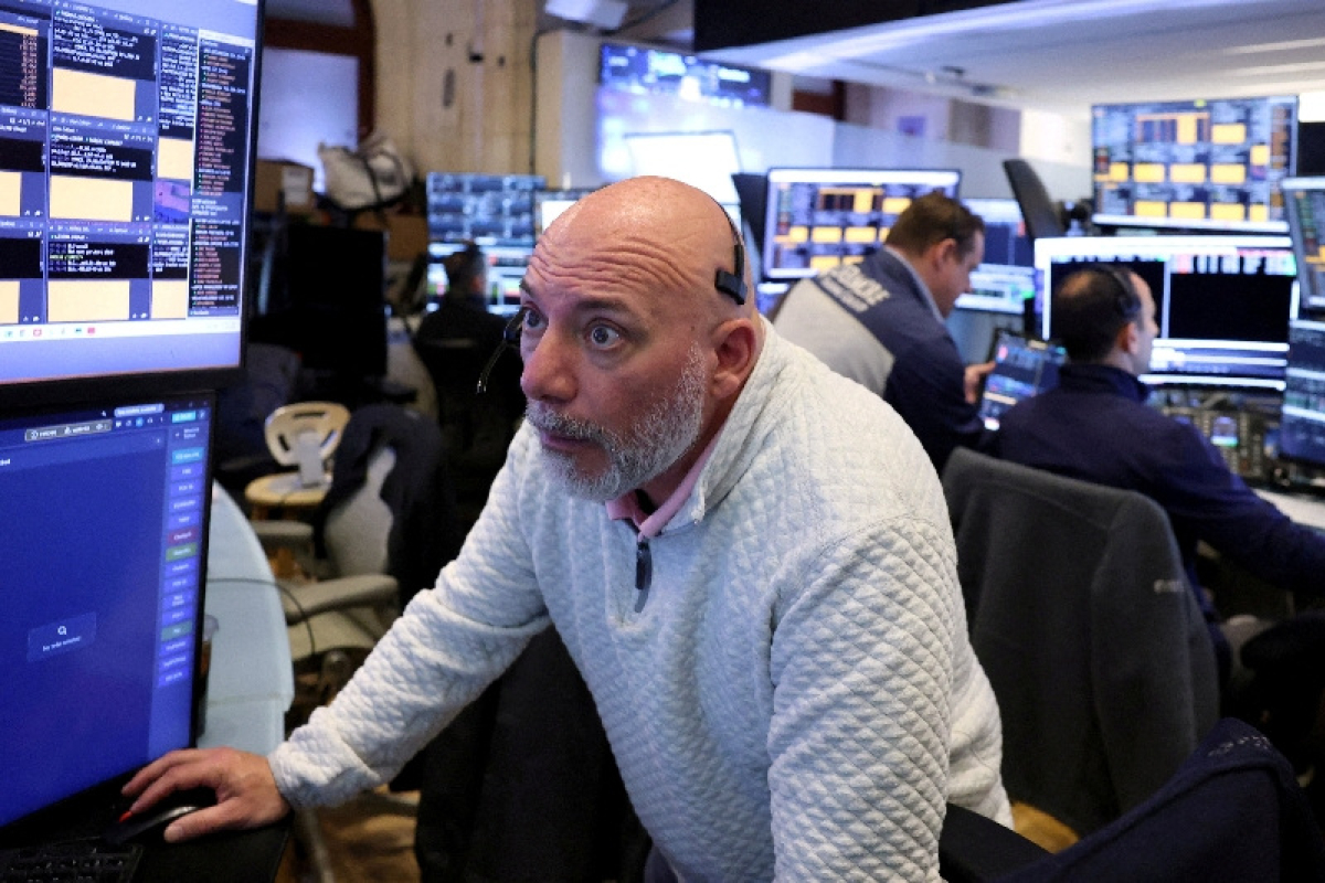 Wall Street ouvre en baisse, les semi-conducteurs et l'inflation pèsent