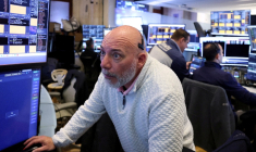 Des traders travaillent sur le parquet du NYSE à New York