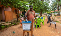 Un électeur vote à Bissau lors du référendum sur un projet de nouvelle Constitution, organisé le 30 août 2026 en Guinée-Bissau par la junte au pouvoir ( AFP / Samba BALDE )