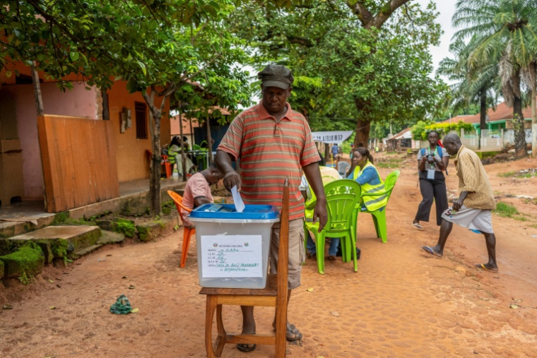 Un électeur vote à Bissau lors du référendum sur un projet de nouvelle Constitution, organisé le 30 août 2026 en Guinée-Bissau par la junte au pouvoir ( AFP / Samba BALDE )