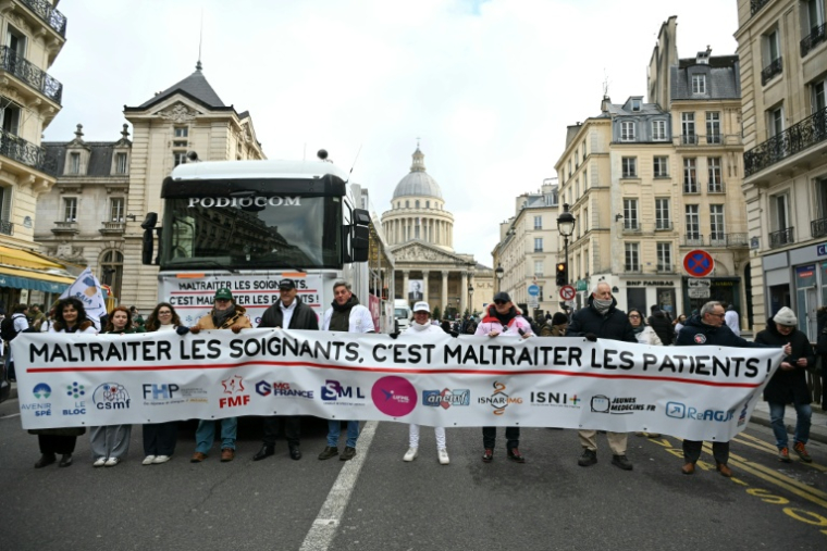 Manifestation de médecins libéraux contre une "dérive autoritaire" qui menace selon eux leur "liberté d'exercice", le 10 janvier 2026 à Paris  ( AFP / Bertrand GUAY )