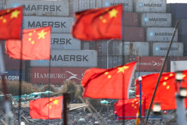 Des drapeaux chinois flottent dans le port de Yangshan
