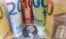 Photo d'archives: Des billets de banque en dollars américains et en euros