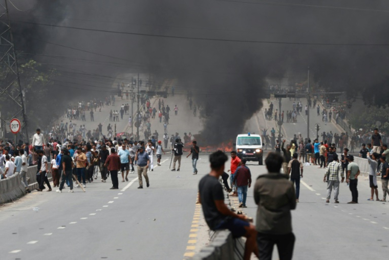 Un incendie sur une route lors de violentes manifestations le 9 septembre 2025 à Katmandou ( AFP / Prabin RANABHAT )