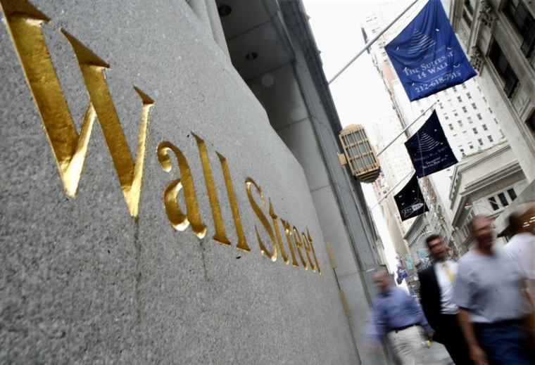 Des personnes marchent le long de Wall Street près de la Bourse de New York
