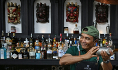 Le bar à cocktails The Old House à Katmandou le 4 juillet 2025 ( AFP / Prakash MATHEMA )
