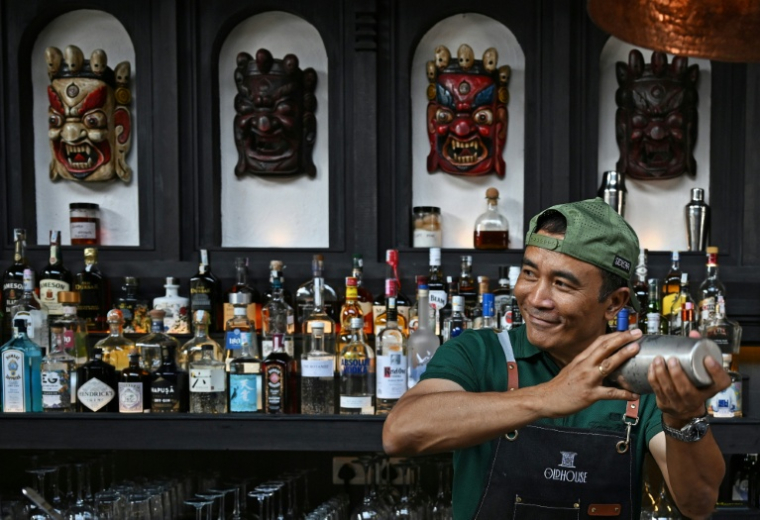 Le bar à cocktails The Old House à Katmandou le 4 juillet 2025 ( AFP / Prakash MATHEMA )