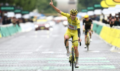 Le Slovène Tadej Pogacar célèbre sa victoire dans le Tour de France 2025 à l'arrivée de la dernière étape, sur les Champs-Elysées, à Paris, le 27 juillet 2025 ( AFP / Anne-Christine POUJOULAT )