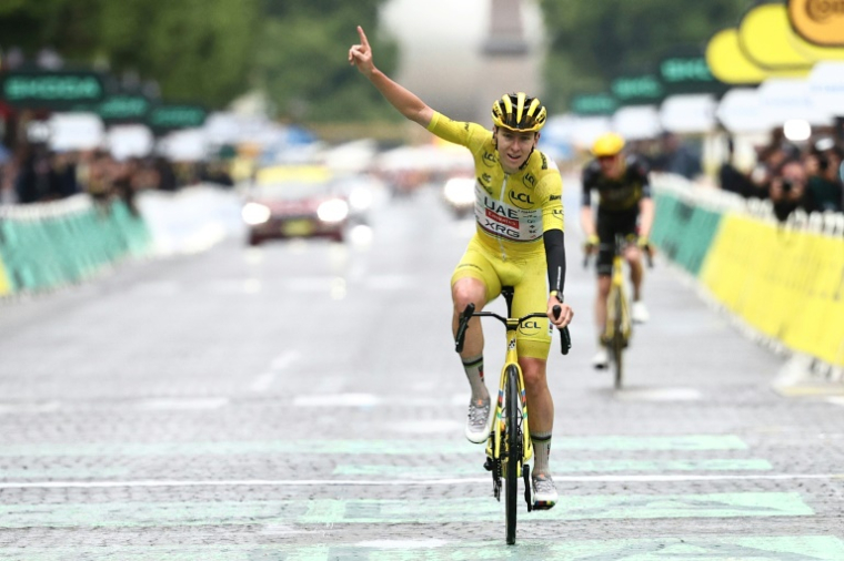 Le Slovène Tadej Pogacar célèbre sa victoire dans le Tour de France 2025 à l'arrivée de la dernière étape, sur les Champs-Elysées, à Paris, le 27 juillet 2025 ( AFP / Anne-Christine POUJOULAT )