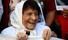 Taty Almeida, confondatrice des Mères de la place de Mai, pendant une manifestation pour le 50ème anniversaire du début de la dictature militaire en Argentine, le 24 mars 2026 à Buenos Aires ( AFP / Luis ROBAYO )