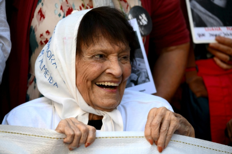 Taty Almeida, confondatrice des Mères de la place de Mai, pendant une manifestation pour le 50ème anniversaire du début de la dictature militaire en Argentine, le 24 mars 2026 à Buenos Aires ( AFP / Luis ROBAYO )