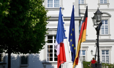 Les drapeaux français, européen et allemand déployés avant la rencontre entre le chancelier allemand Friedrich Merz et le président français Emmanuel Macron à Brühl, dans l'ouest de l'Allemagne, le 16 juillet 2026, ( AFP / INA FASSBENDER )