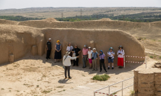 Touristes visitant les ruines de Nissa au Turkménistan, le 14 juin 2026 ( AFP / STRINGER )