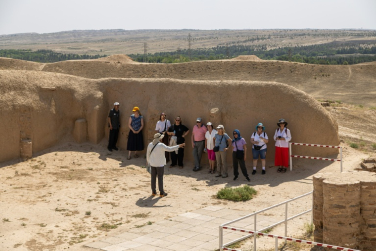 Touristes visitant les ruines de Nissa au Turkménistan, le 14 juin 2026 ( AFP / STRINGER )