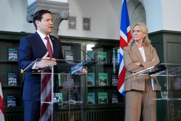 Le secrétaire d’État américain, Marco Rubio, et la ministre islandaise des Affaires étrangères, Thorgerdur Katrin, Gunnarsdottir en conférence de presse à la Maison des collections, à Reykjavik, le 6 octobre 2026 ( POOL / Mark Schiefelbein )