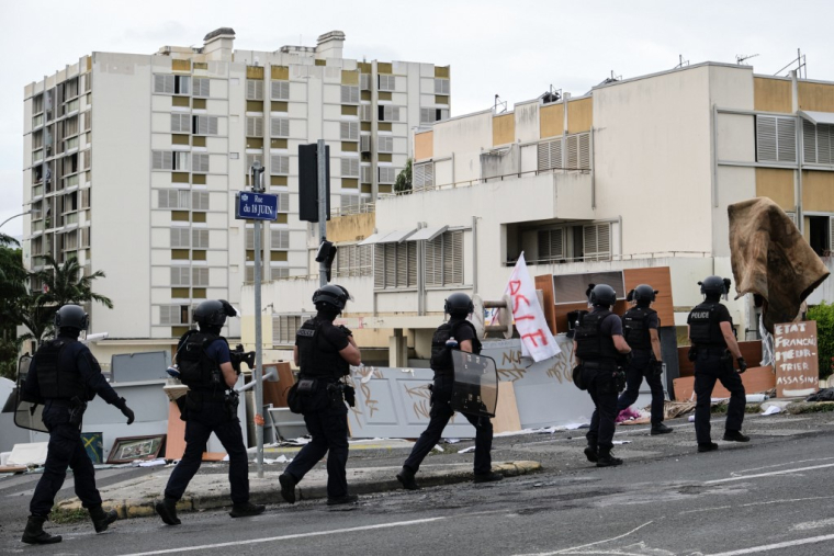 Des membres des forces de l'ordre à Nouméa, le 3 juin 2024. ( AFP / THEO ROUBY )