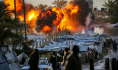 Frappe israélienne près d’un camp abritant des personnes déplacées par la guerre à Deir el-Balah, dans le centre de la bande de Gaza, le 25 mars 2026  ( AFP / Eyad Baba )