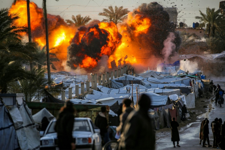 Frappe israélienne près d’un camp abritant des personnes déplacées par la guerre à Deir el-Balah, dans le centre de la bande de Gaza, le 25 mars 2026  ( AFP / Eyad Baba )