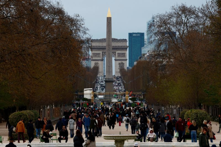 Le jardin des Tuileries près du musée du Louvre